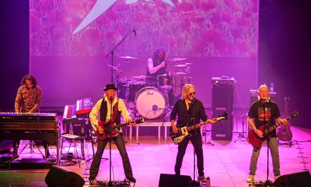 STRAY ft Del Bromham