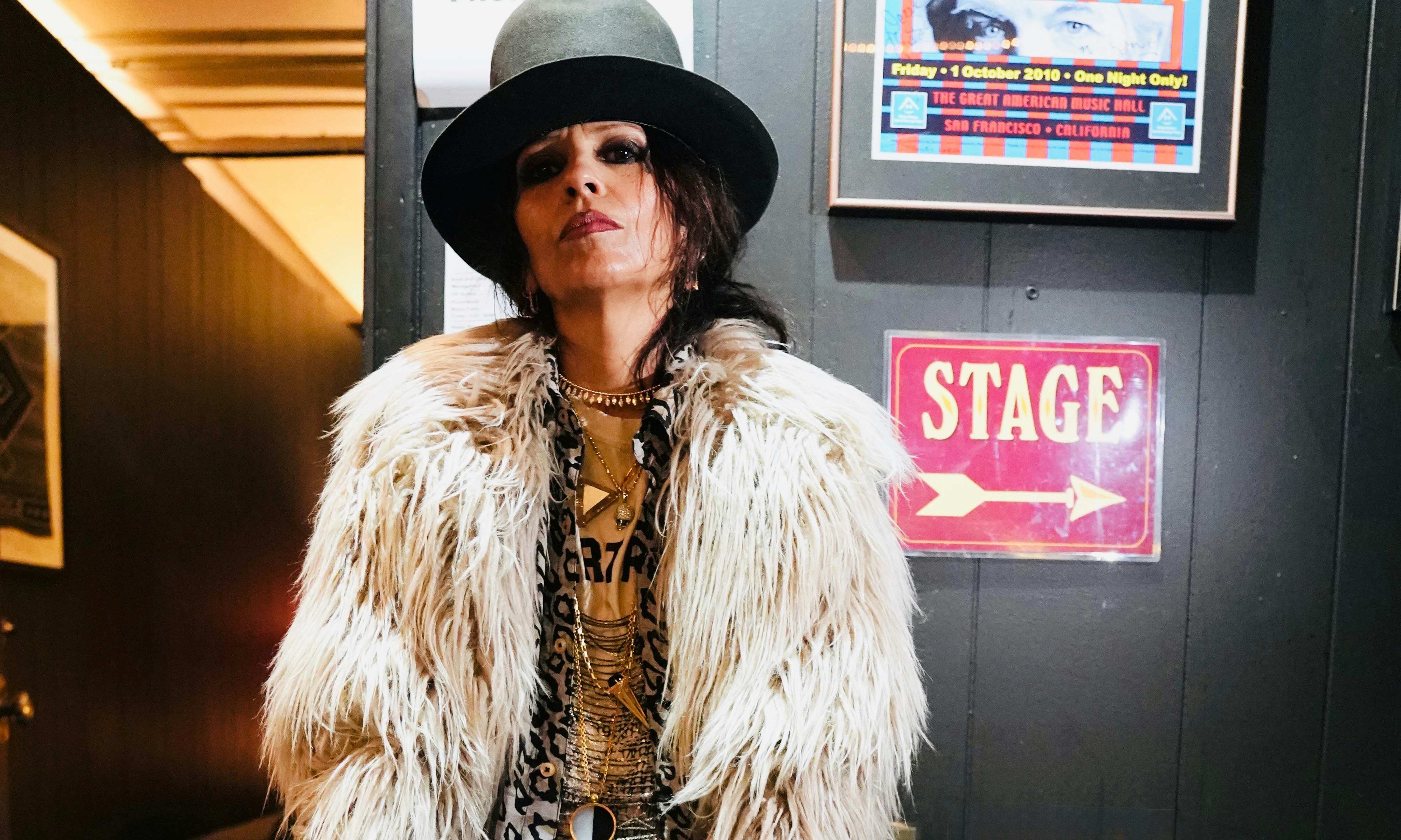 Linda Perry: Live + Signing